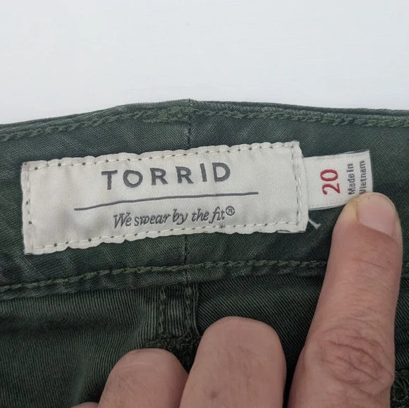 Torrid Green Camo Cutoff Shorts Floral Embroidery High Rise Raw Hem Casual 20 - Picture 10 of 13